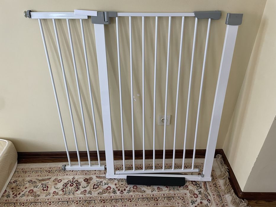 Барьер-калитка для лестницы белая