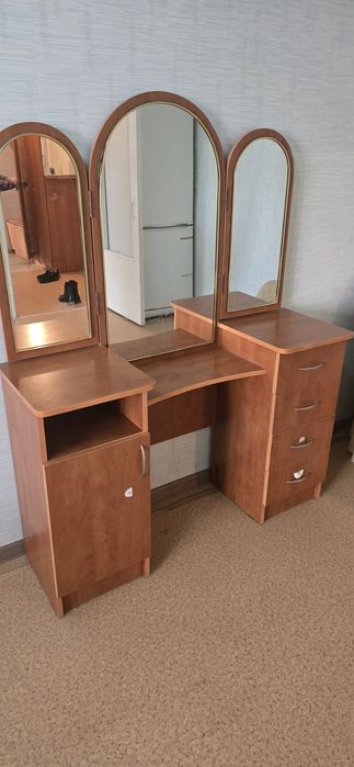 Продам туалетный столик