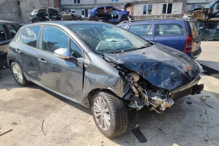 Dezmembrez  Peugeot 208 facelift, an 2016, motor 1.2 VTi HMZ (EB2F) 82cp, bara spate haion jante dezmembrari r15