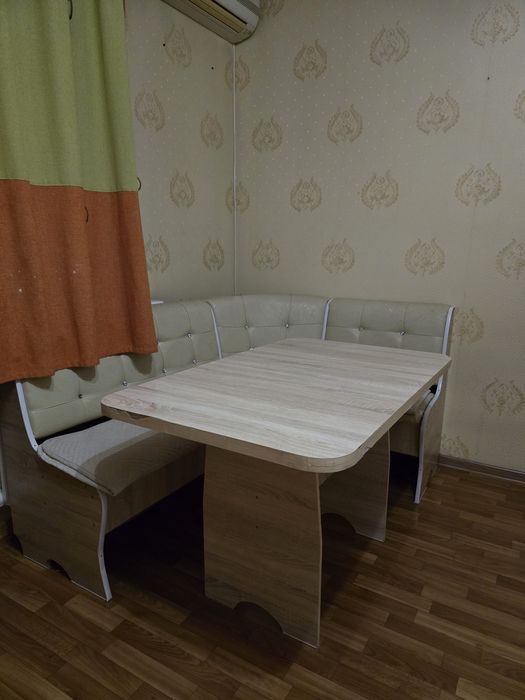 Продаётся стол со стульями