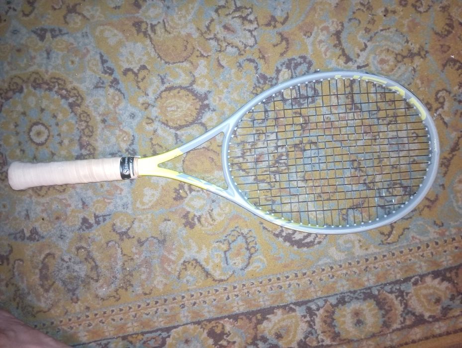 Vând racheta de tenis head extreme tour