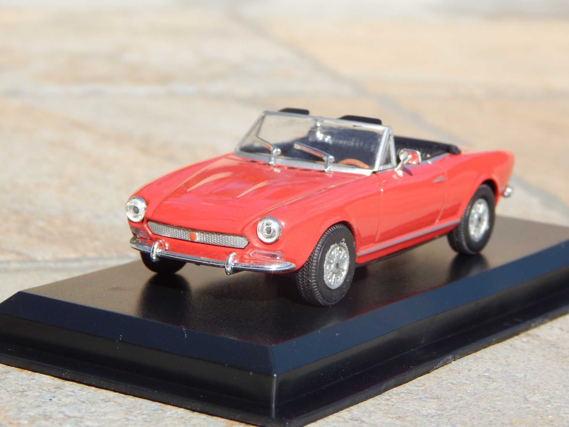 Macheta FIAT 124 Sport Spider 1967 sc 1:43 cu postament si ambalaj