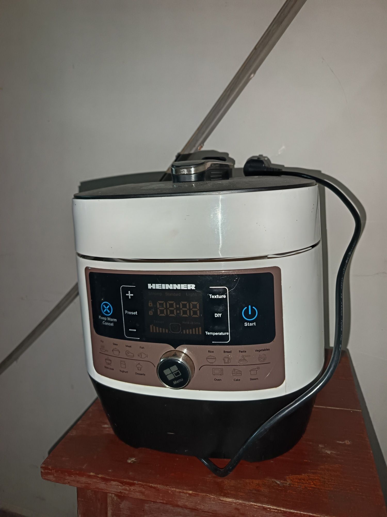 Vând Multicooker HEINNER