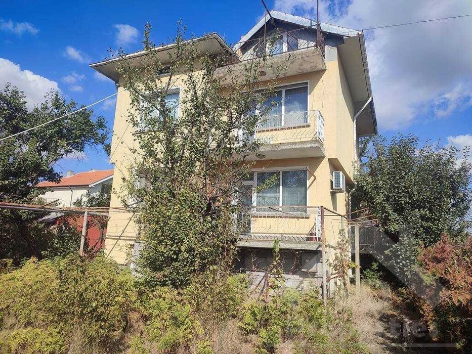 Двуетажна къща в близост до центъра на Генерал Тошево