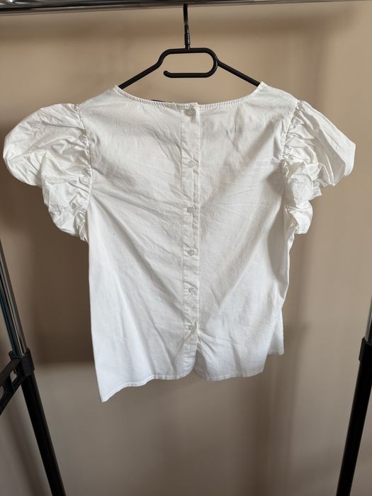 Бяла блузка с интересни ръкави