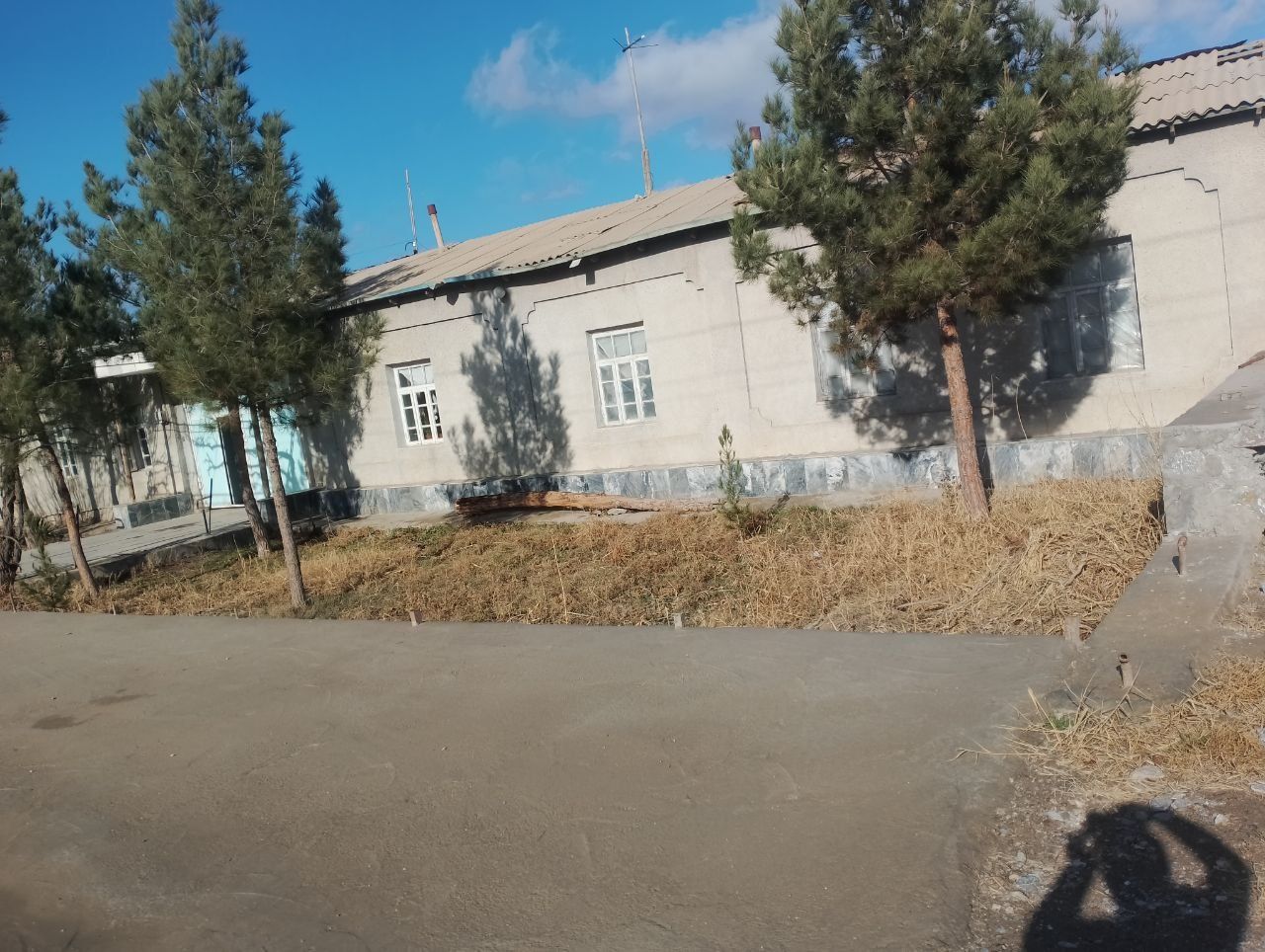 Hovli sotiladi 15 sotix.