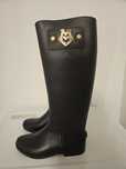 Vand cizme Guess si Love Moschino