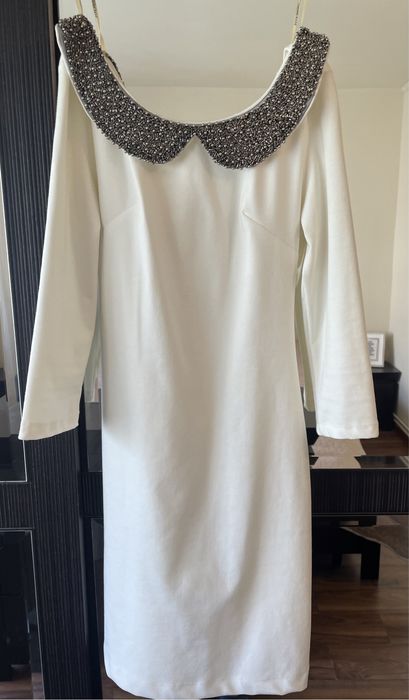 Vand rochie alba cu guler cu ștrasuri gri