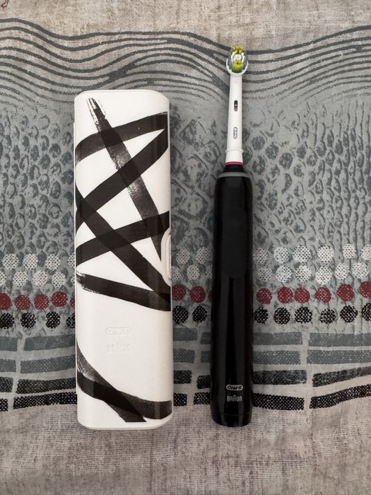 Електрическа четка за зъби Oral-B Pro 3 3500 Design Edition black