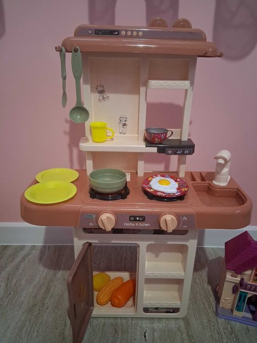 Детска кухня с течаща вода,височина 63 см,шир.45 см.Подарък-малка къща