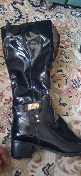 Женские сапоги черные.