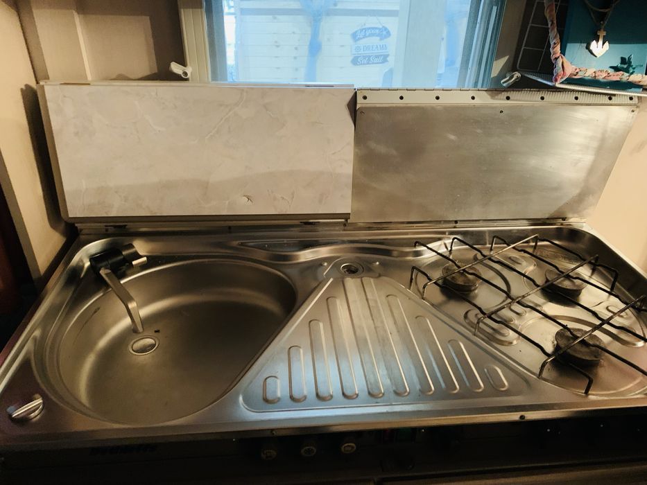 Кухня за каравана -  хладилник, мивка, котлони