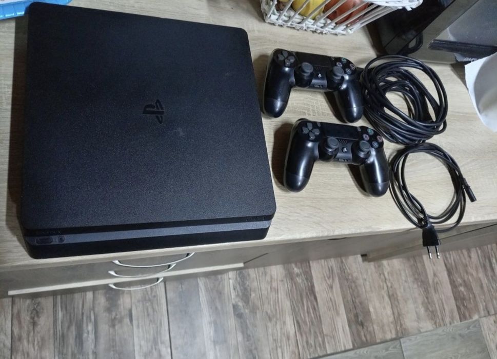 PlayStation 4  Merge perfect îl vând pentru că plec în  altă țară