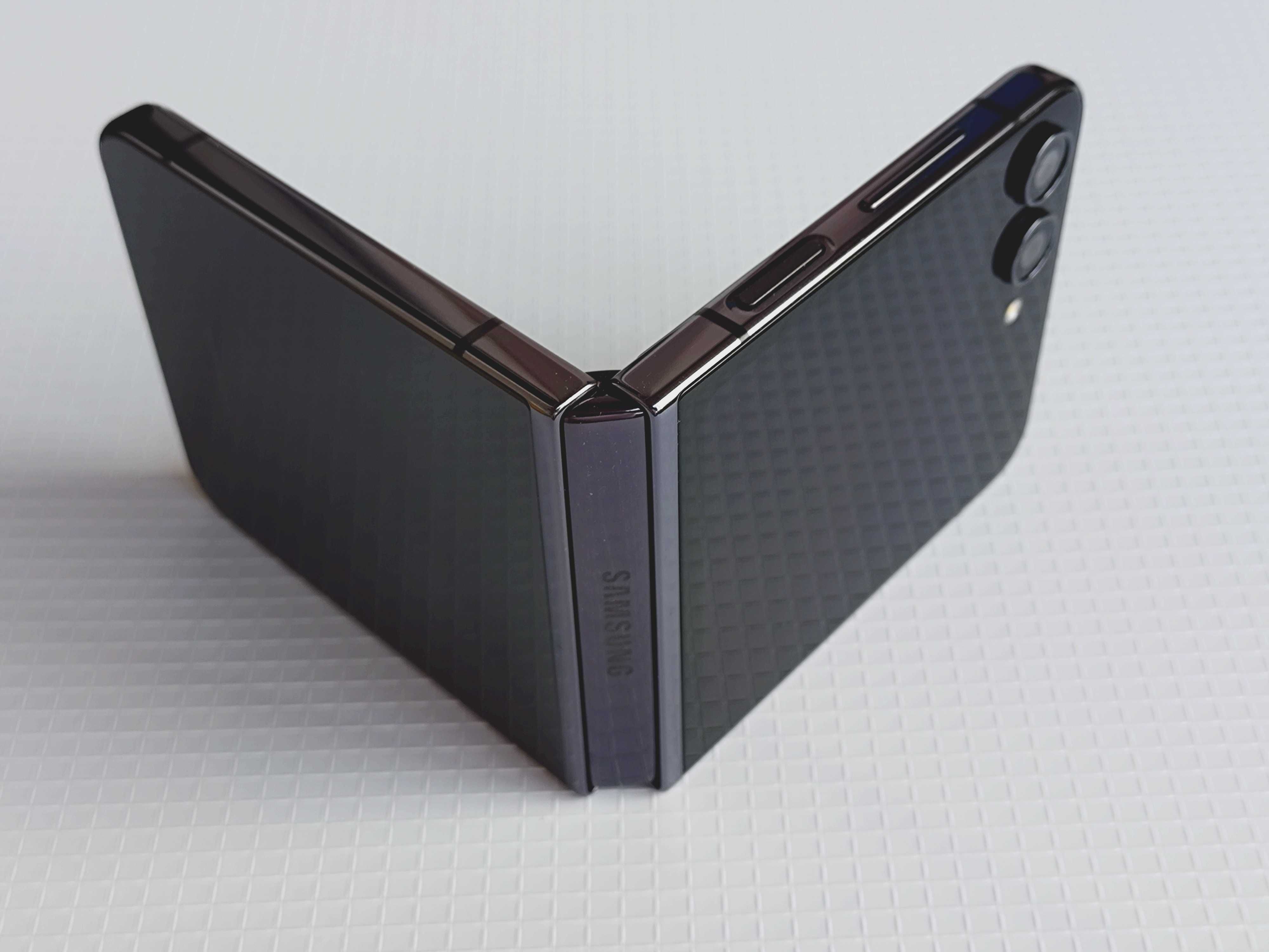 Samsung galaxy Z flip 5 използван един месец с аксесоари