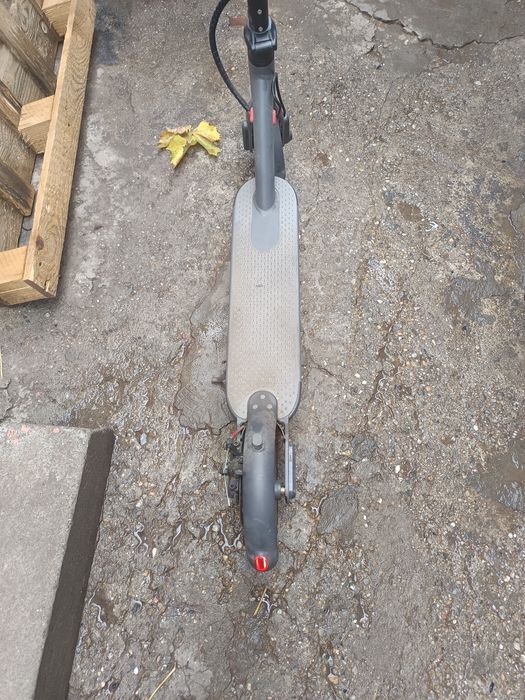 Vâd trotinetă electrcă folosită foarte puțin pentru mai multe detali