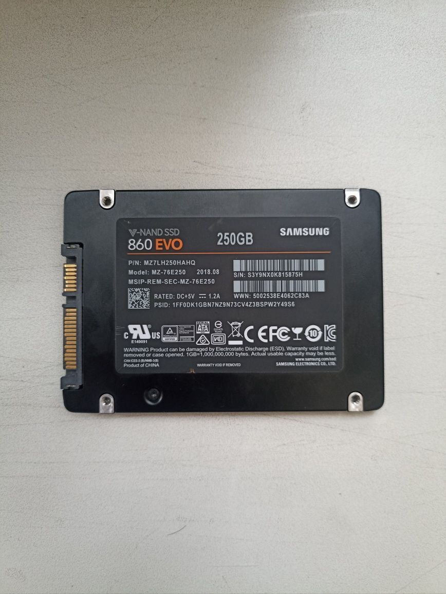 SSD-диск Samsung 860 EVO 250GB и SSD-диск Kingston UV500 240GB