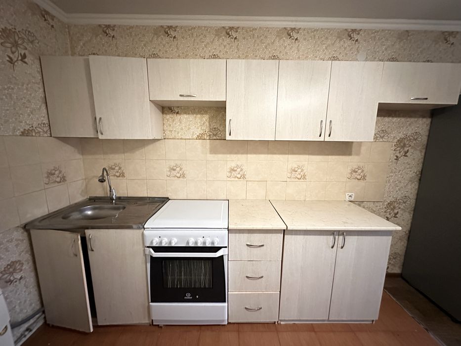 Кухоный гарнитур, диван, прихожуа, кровать