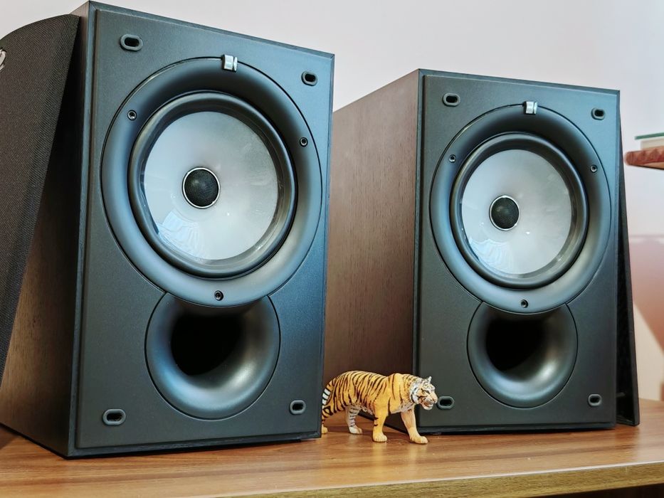 Kef Q15. Boxe raft top. Masive si bogate în detalii. Preț fix !