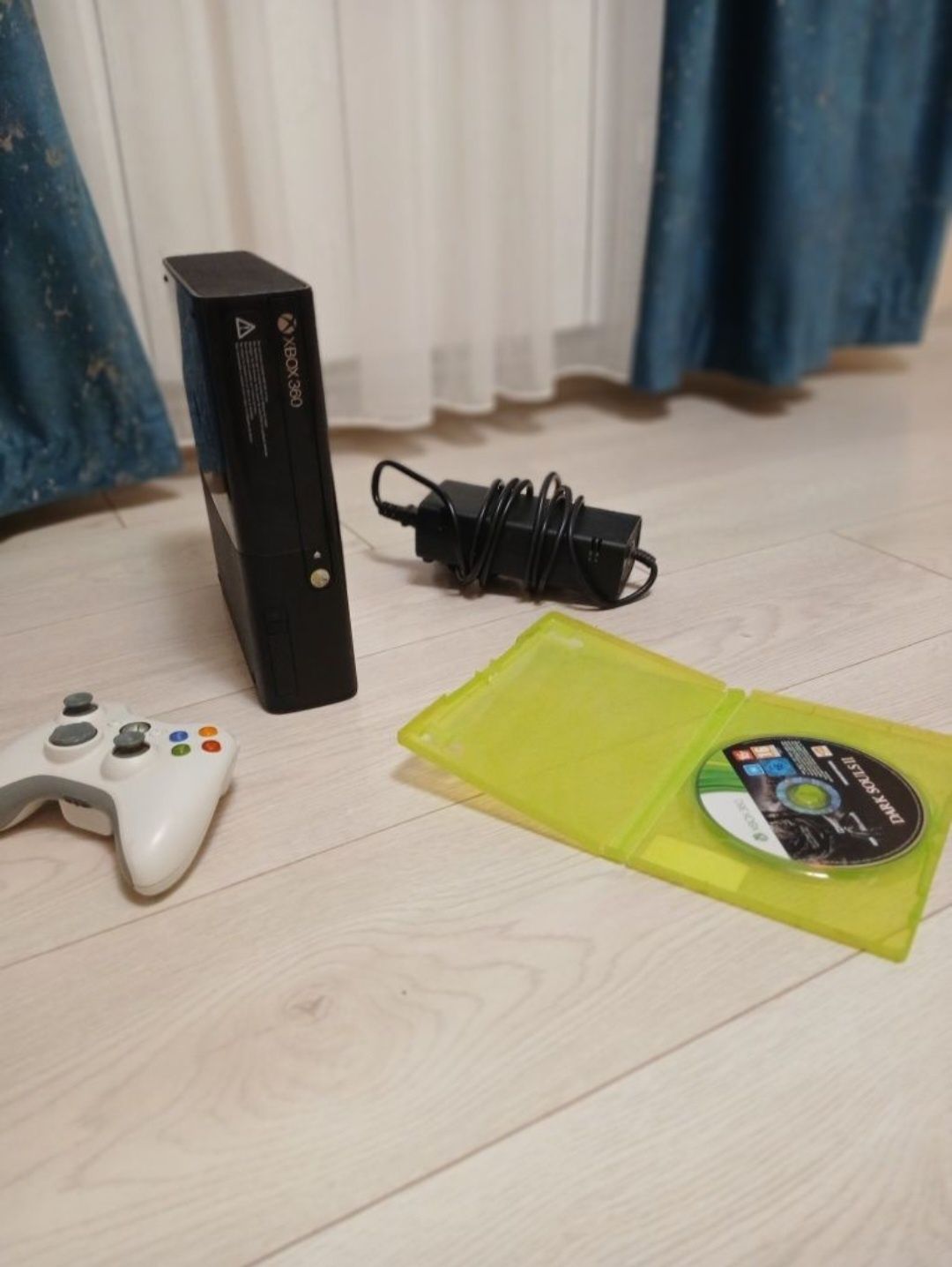 Vând xbox 360 + joc într-o stare bună