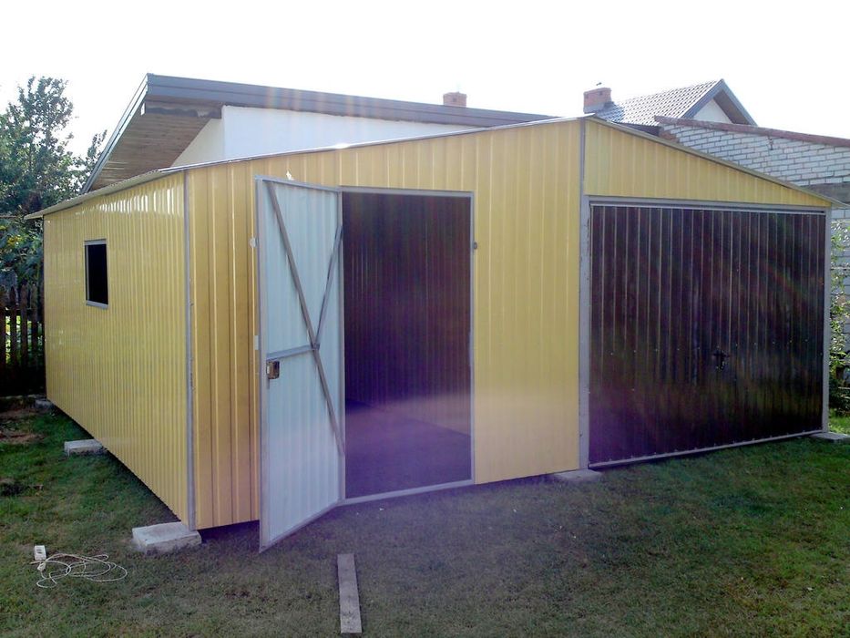 Garaj metalic din panouri sandwich  4.5 x 5.5m