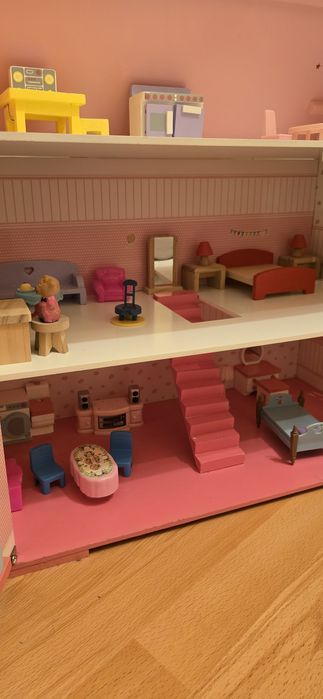 Casuta de păpuși din lemn cu mobila