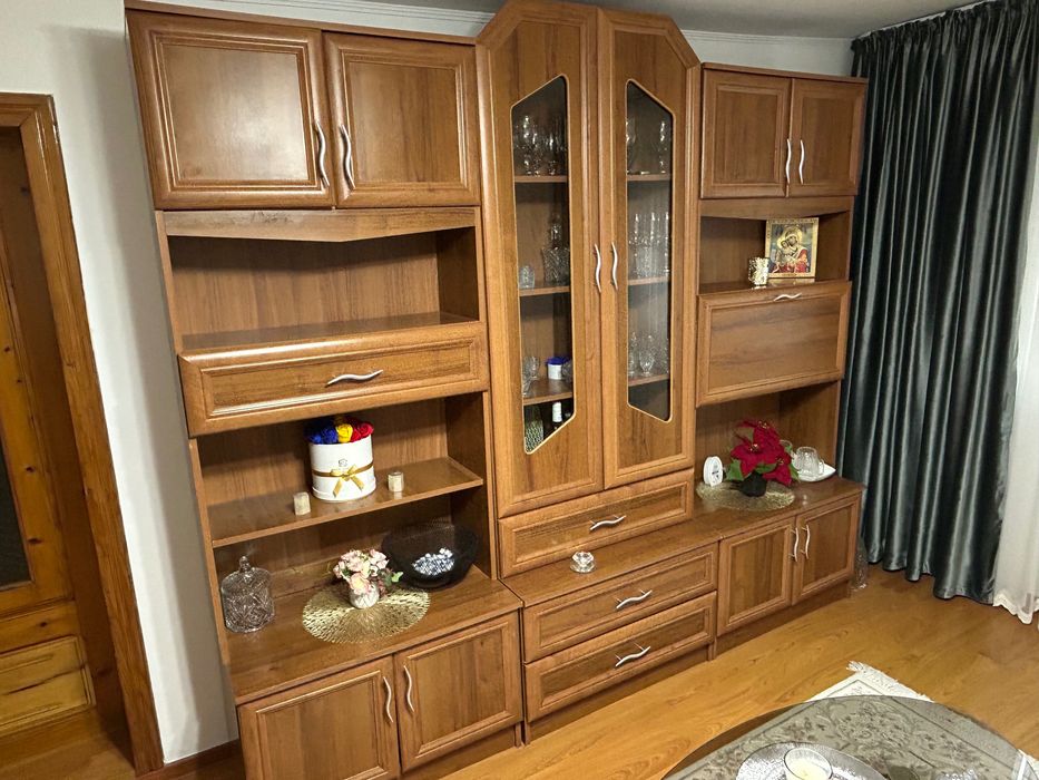 Mobilier living din lemn – vitrină elegantă