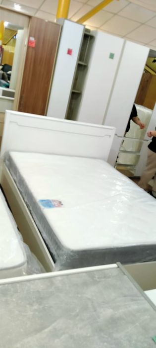 Продам двуспальную кровать, размер 1,60/200