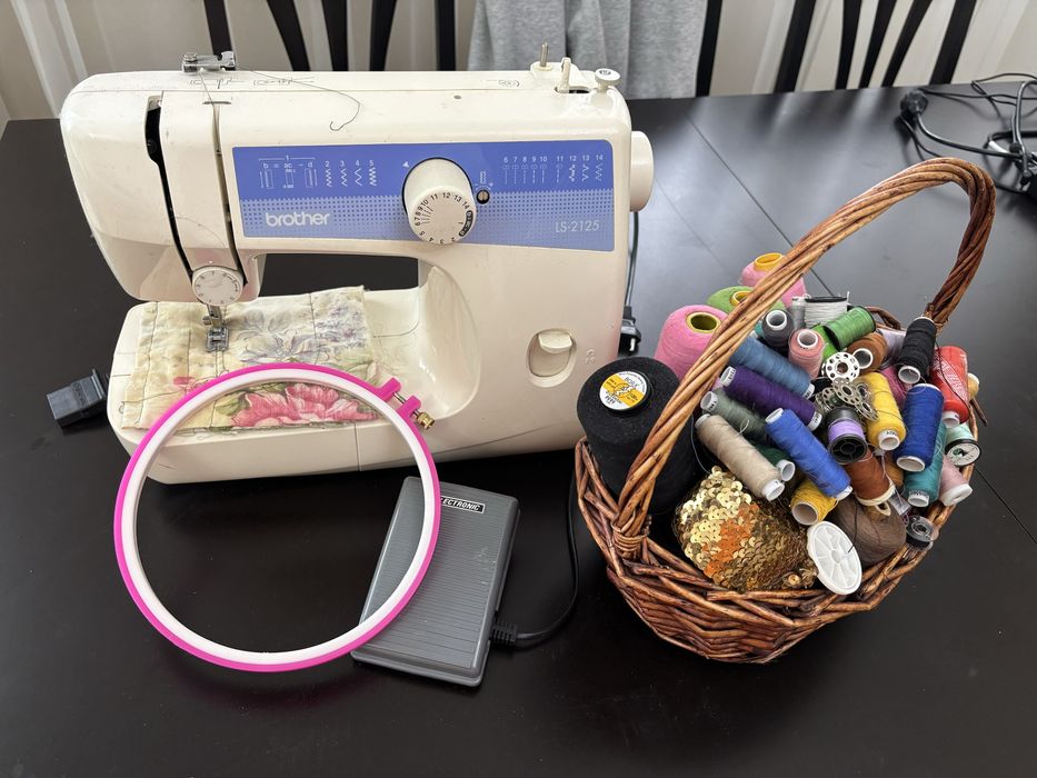 Продается швейная машина. 25.000. В подарок все нитки в корзине