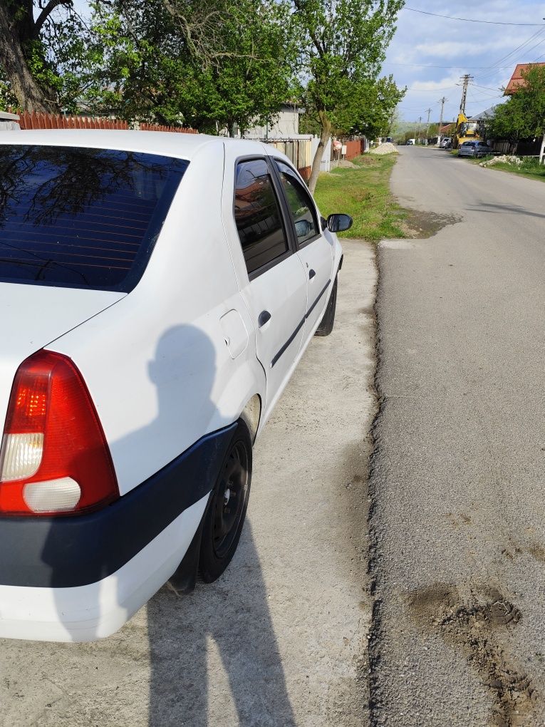Vând Dacia logan