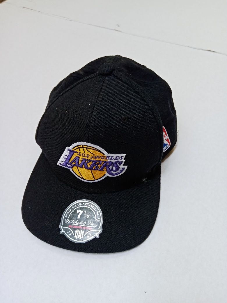 Шапка с козирка на Lakers
