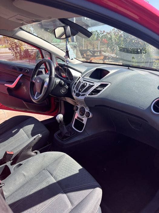Ford Fiesta Rosu
