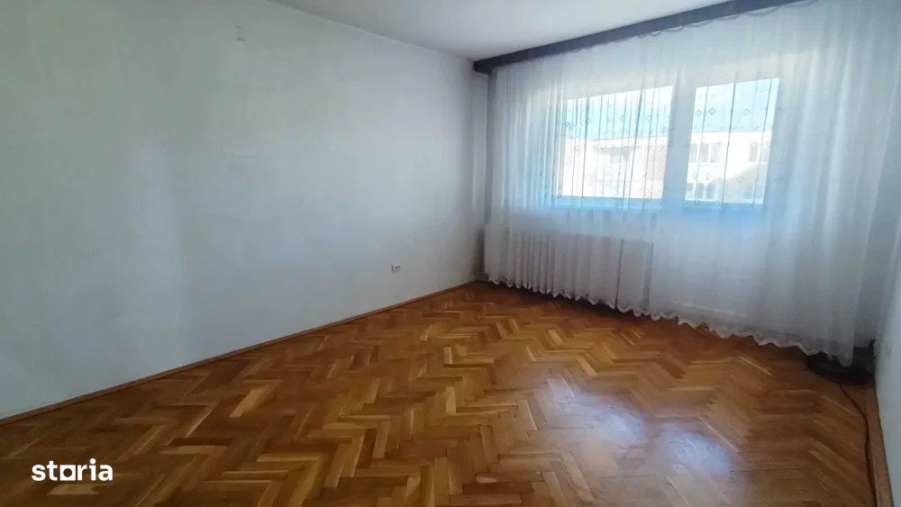 Apartament 4 camere, spre vanzare, in Dambu