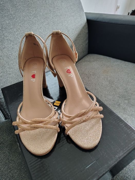 Vând sandale ocazie