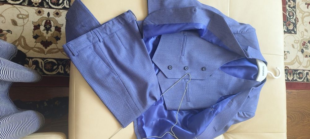 Продам детский  костюм тройку