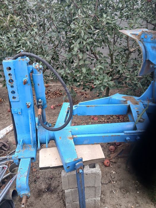 Vând plug 2 trupite reversibil