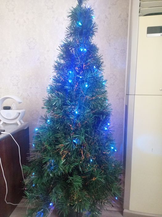 Продам елку искусственную, с строенными лампочками