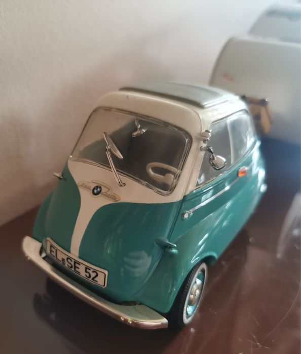 Количка 1955 BMW Isetta 250 и кемпер от Revell 1:18 рядко зелено издан