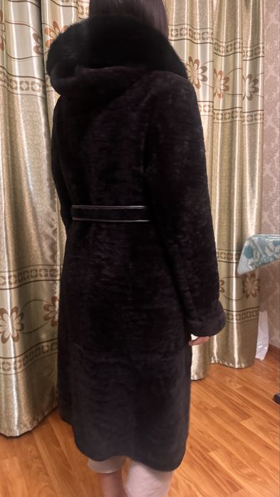 Шуба мутон цвет коричневый, состояние отличное, капишон норковый