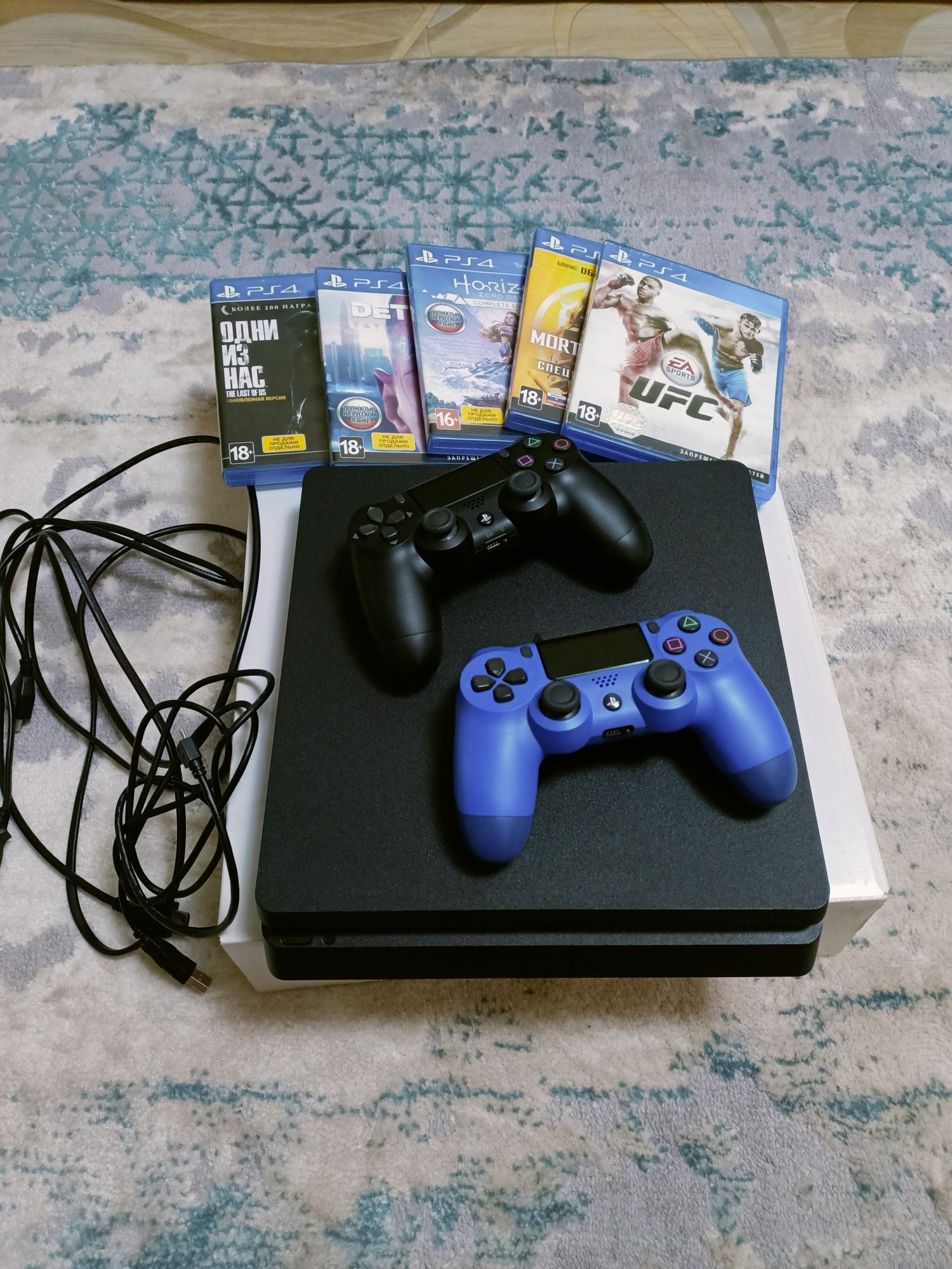 Playstation 4 с дополнительным джостиком и 5 игровых диска