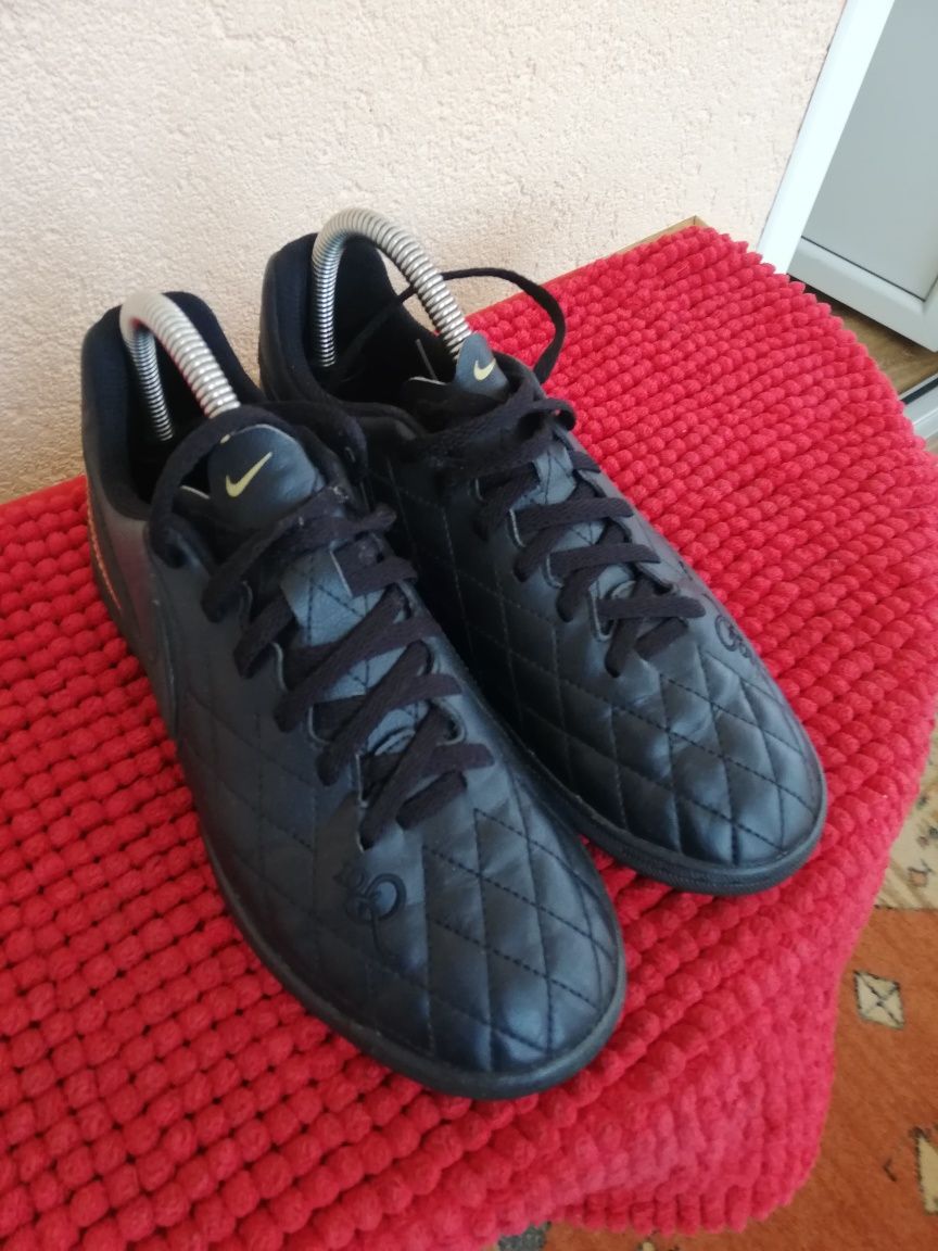 Adidași fotbal sală nr 38 Nike