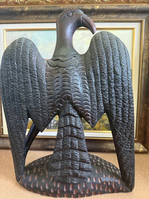 Орел със змия от плътно абаносово дърво