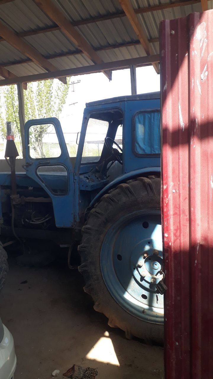 Traktor sotiladi t40