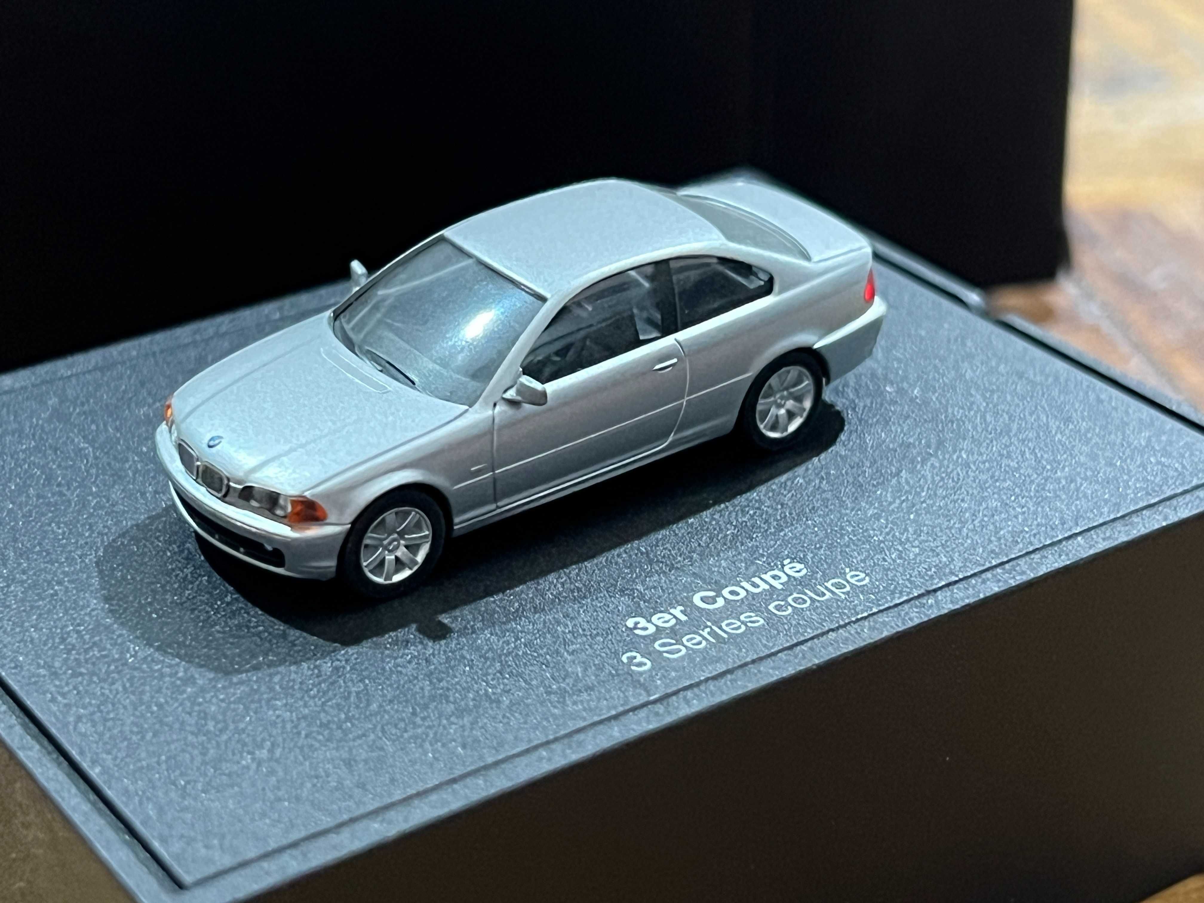 Macheta 1/87 HO Herpa Dealer Edition Postament BMW Seria 3 E46 Gri
