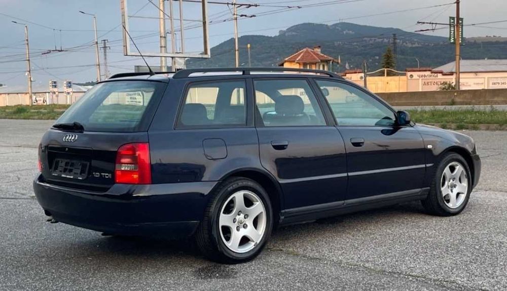 Планка  кора в багажникка за Ауди А 4/Audi A4 B5 1997--2000г КОМБИ.