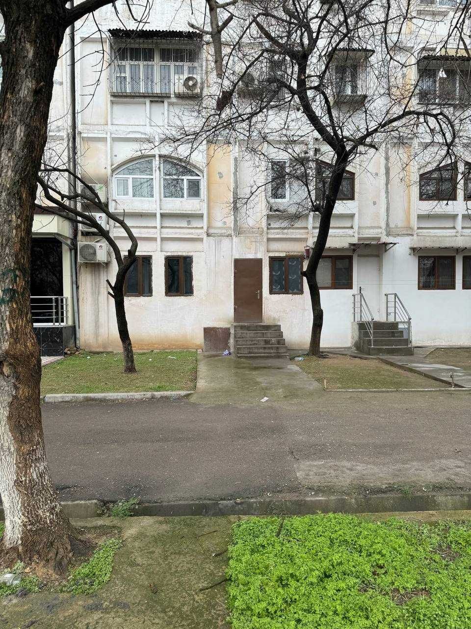 Срочно продаётся квартира в Юнусабад 2 дом 7. 1 этаж в дол дороги