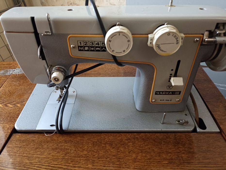 Электрическая швейная машинка