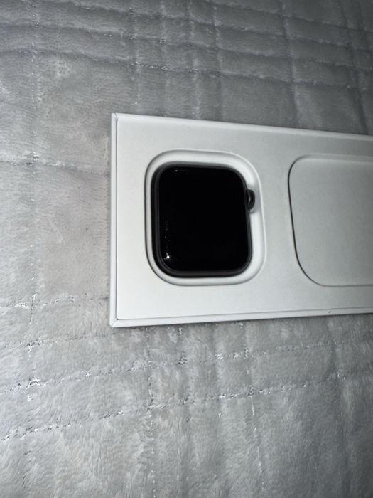 Apple Watch SE 40mm Space Gray+зарядно