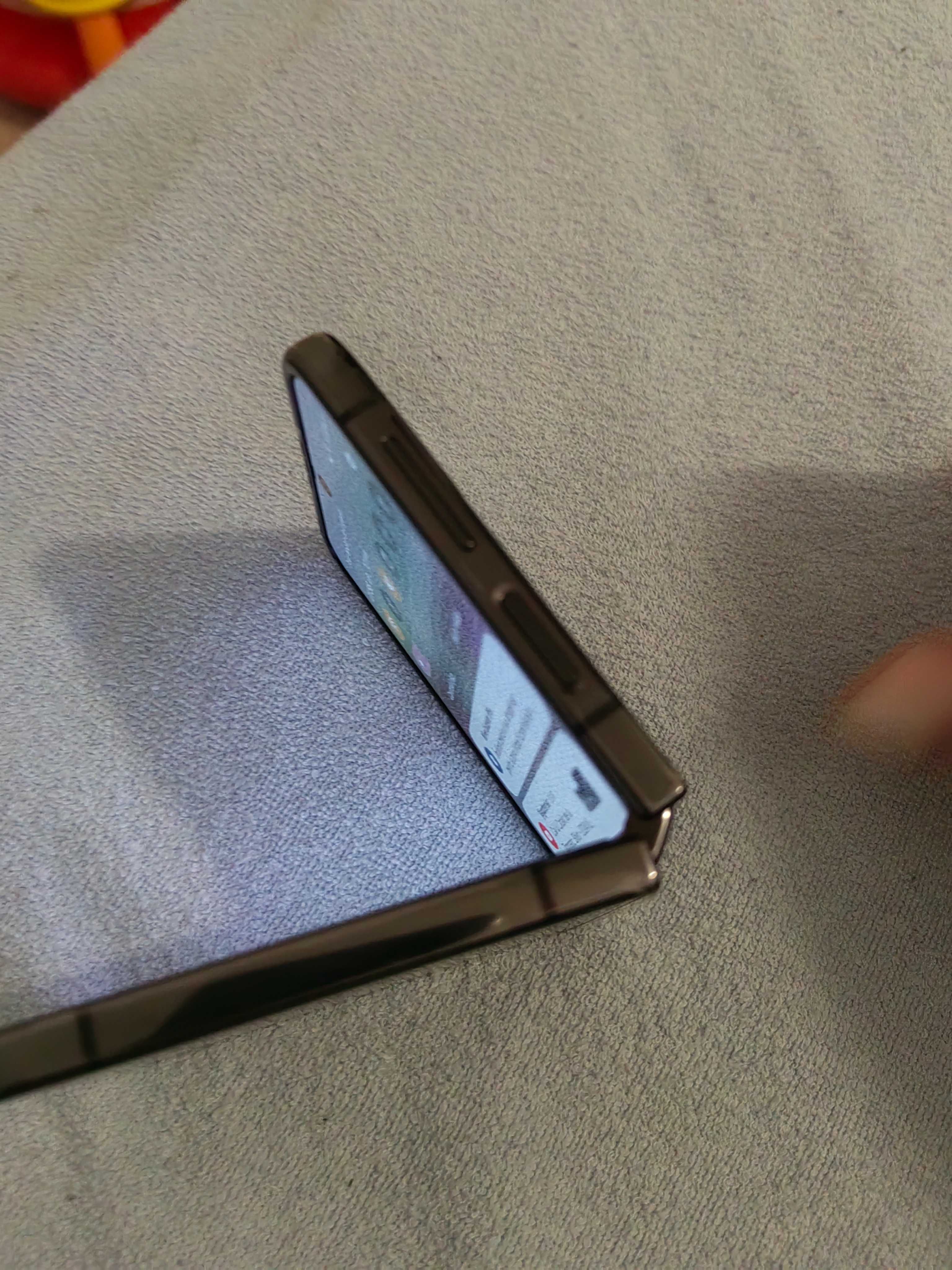 Vând Samsung flip 4 în stare perfecta cu folia pe el!