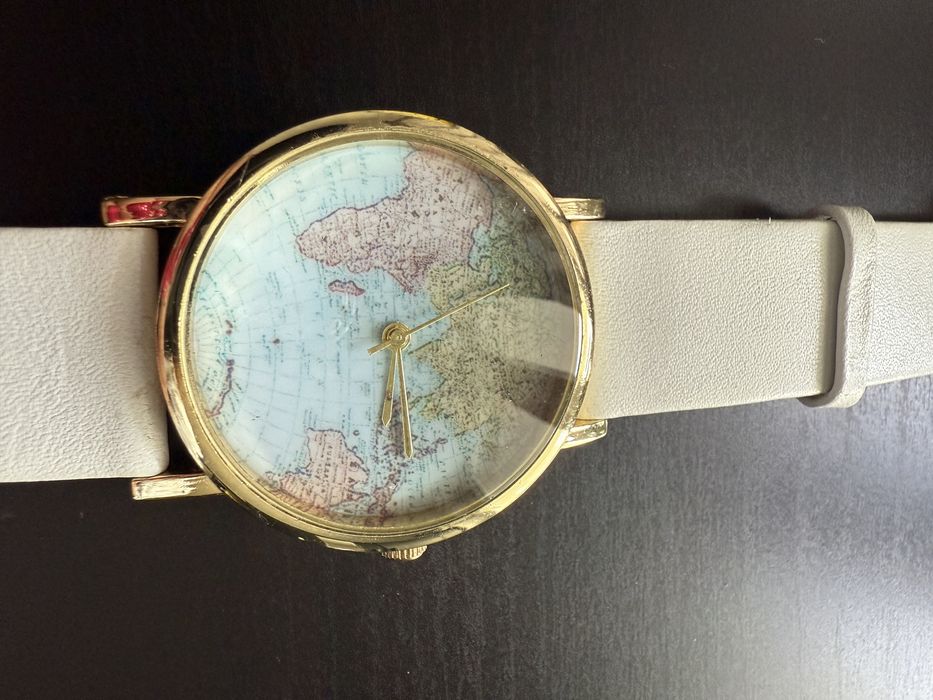 Ceas auriu cu harta lumii