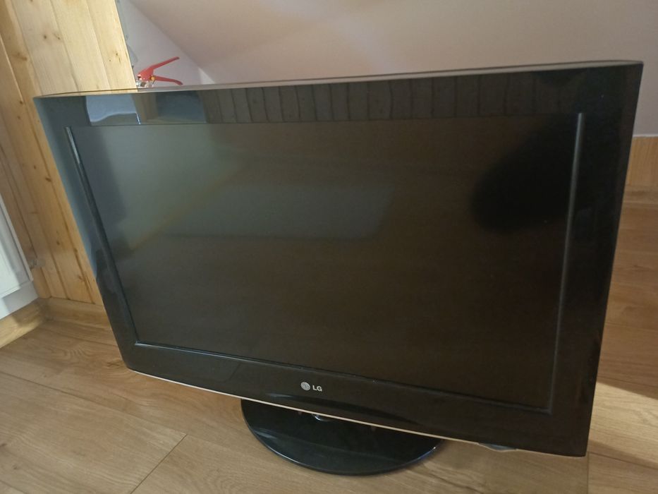 Lcd LG HD 82cm cu banda analoagă pe cablu și digitala/HD pe ieșirile H